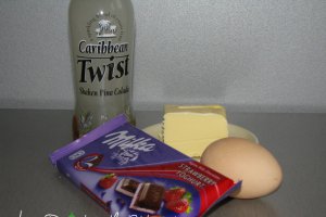 Briose de ciocolata cu cocos si mot de frisca cu ciocolata si bomboane M&Ms