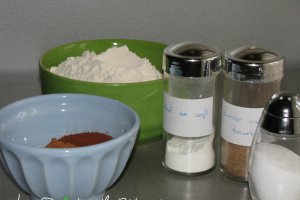 Briose de ciocolata cu cocos si mot de frisca cu ciocolata si bomboane M&Ms