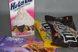 Briose de ciocolata cu cocos si mot de frisca cu ciocolata si bomboane M&Ms