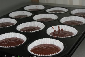Briose de ciocolata cu cocos si mot de frisca cu ciocolata si bomboane M&Ms