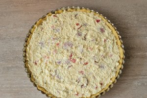 Tarta cu branza si carnati