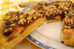 Placinta cu crema de branza,dulceata si nuci