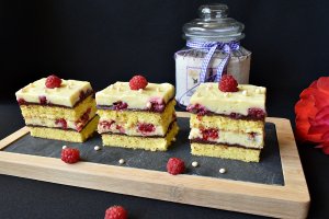 Desert prajitura cu zmeura, ciocolata si crema de vanilie