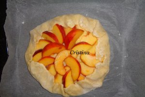 Desert crostata cu crema de vanilie si piersici
