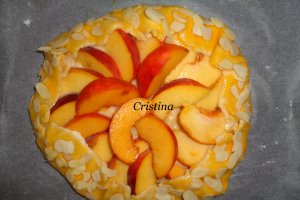 Desert crostata cu crema de vanilie si piersici