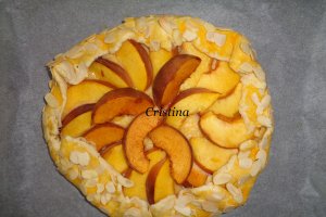 Desert crostata cu crema de vanilie si piersici