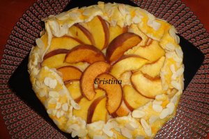 Desert crostata cu crema de vanilie si piersici