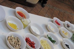 Legume picante cu salata de cus-cus, lamaie si sos de iaurt cu menta
