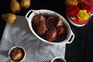 Desert pere coapte in sos de ciocolata