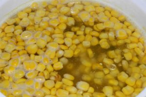 Salata cu pui, ciuperci si porumb