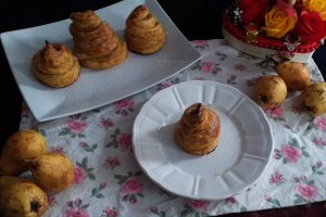 Desert pere umplute, imbracate in foietaj