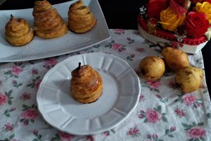 Desert pere umplute, imbracate in foietaj