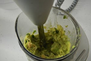 Pasta de naut cu avocado si busuioc