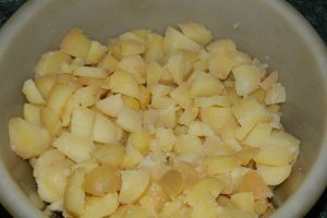 Salata de cartofi cu peste afumat si ansoa