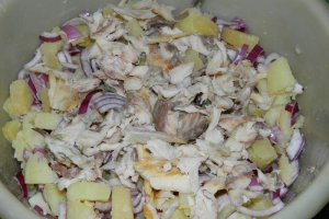 Salata de cartofi cu peste afumat si ansoa