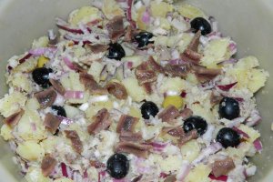 Salata de cartofi cu peste afumat si ansoa