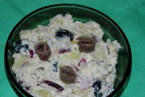 Salata de cartofi cu peste afumat si ansoa