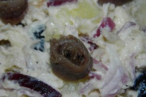Salata de cartofi cu peste afumat si ansoa