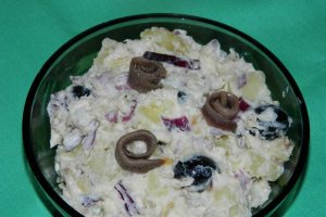 Salata de cartofi cu peste afumat si ansoa