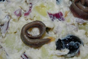 Salata de cartofi cu peste afumat si ansoa