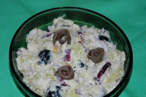Salata de cartofi cu peste afumat si ansoa