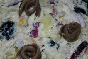 Salata de cartofi cu peste afumat si ansoa