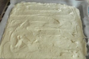 Desert rulada cu blat din albusuri, jeleu de merisoare si crema de lamaie