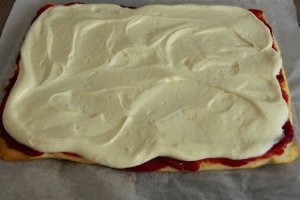 Desert rulada cu blat din albusuri, jeleu de merisoare si crema de lamaie