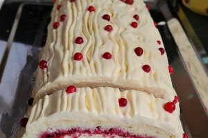 Desert rulada cu blat din albusuri, jeleu de merisoare si crema de lamaie