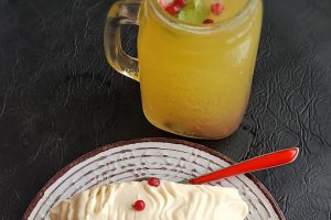 Desert rulada cu blat din albusuri, jeleu de merisoare si crema de lamaie