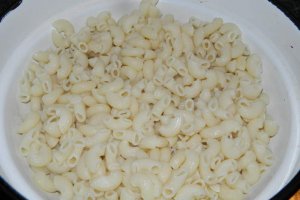 Cometti rigati cu branza si carnati la cuptor