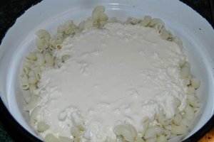 Cometti rigati cu branza si carnati la cuptor