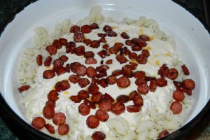 Cometti rigati cu branza si carnati la cuptor