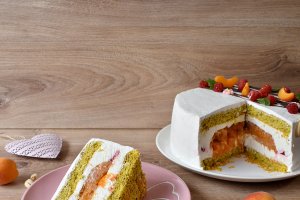 Desert tort cu caise, fistic si iaurt