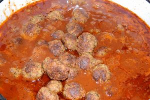 Spaghetti con le polpettine (spaghete cu chiftelute)