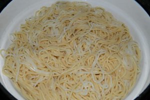 Spaghetti con le polpettine (spaghete cu chiftelute)