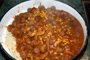 Spaghetti con le polpettine (spaghete cu chiftelute)