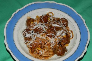 Spaghetti con le polpettine (spaghete cu chiftelute)