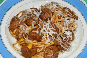 Spaghetti con le polpettine (spaghete cu chiftelute)