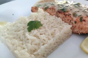 Somon la tigaie cu garnitura de orez si sos de lamaie