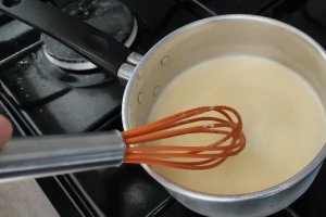 Somon la tigaie cu garnitura de orez si sos de lamaie