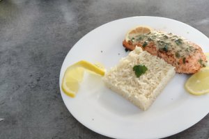Somon la tigaie cu garnitura de orez si sos de lamaie