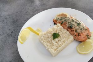 Somon la tigaie cu garnitura de orez si sos de lamaie
