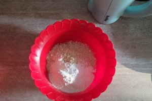 Desert tarta cu mascarpone si pere in sos caramel