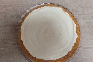 Desert tarta cu mascarpone si pere in sos caramel