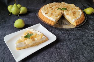 Desert tarta cu mascarpone si pere in sos caramel