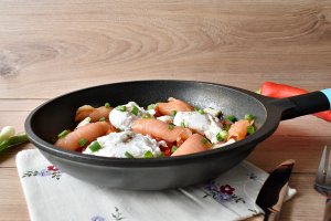 Oua posate cu legume si somon afumat