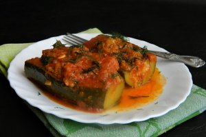 Zucchini umplut cu carne in sos de rosii la slow cooker Crock-Pot