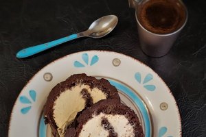 Desert rulada din bezea si nuci cu crema de mascarpone si cafea instant
