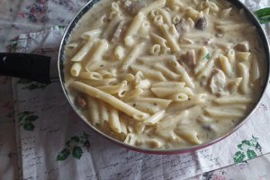 Paste cu sos alb si ciuperci